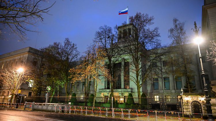 Die russische Botschaft in Deutschland wirft der Bundesregierung vor, die "Russenfeindlichkeit in die Höhe zu treiben".