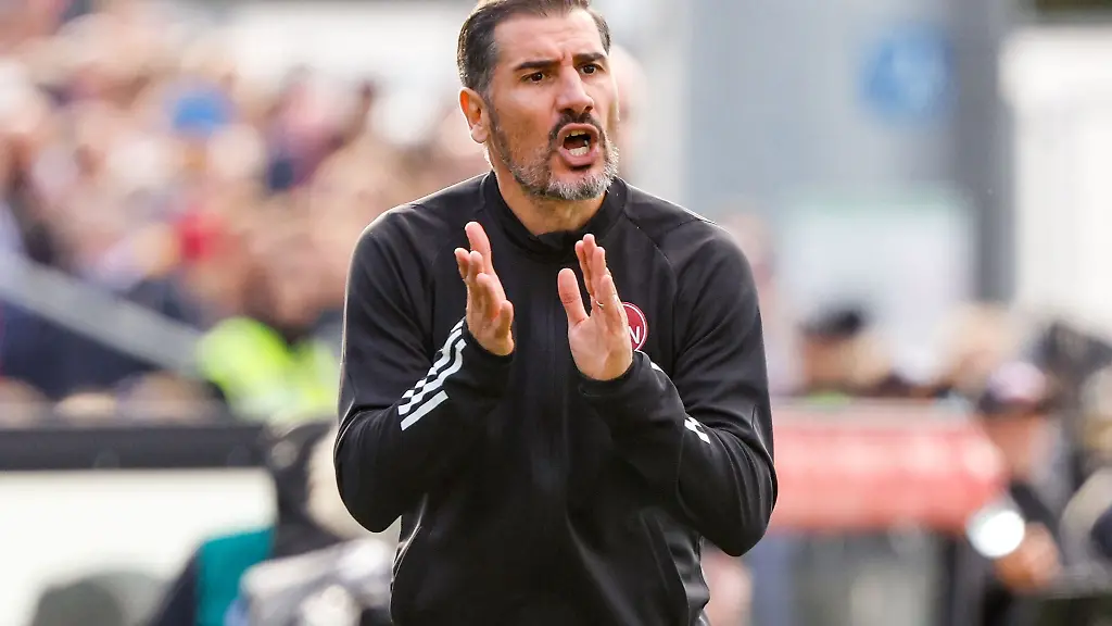 Nuernbergs-Trainer-Cristian-Fiel-coacht-sein-Team-an-der-Seitenlinie