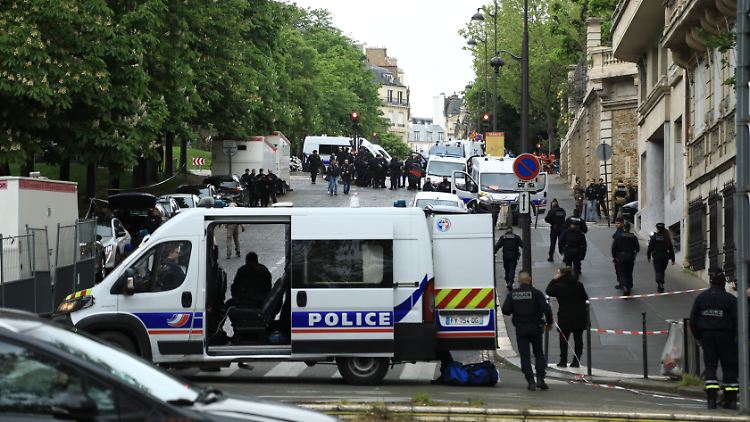 Eine Spezialeinheit der französischen Polizei riegelte das iranische Konsulat ab.