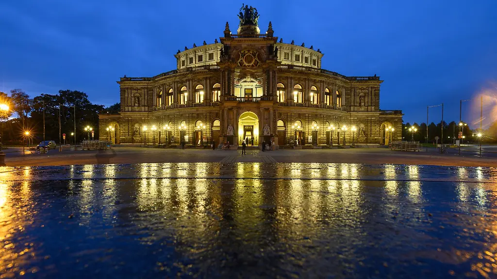Die-Semperoper-auf-dem-Theaterplatz