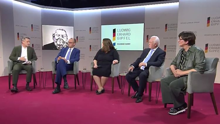 Die Runde der Parteivorsitzenden zum Abschluss des Ludwig-Erhard-Gipfels wurde von RTL/ntv-Politikchef Nikolaus Blome (l.) moderiert.