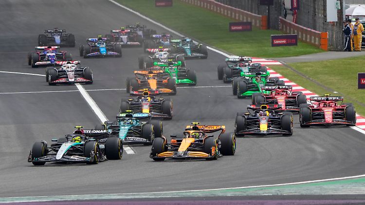 Lewis Hamilton zog schon auf dem Weg in die erste Kurve an Lando Norris vorbei.