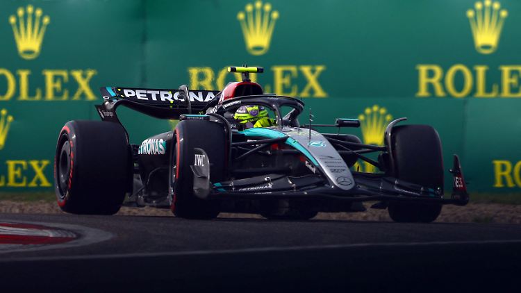 Lewis Hamilton startet beim Großen Preis von China aus der vorletzten Reihe.