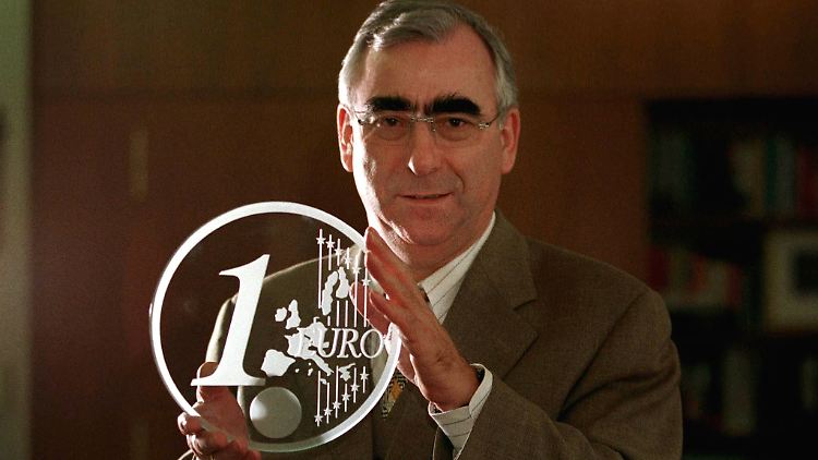 Finanzminister Waigel stellt eine Ein-Euro Münze 1997 vor.