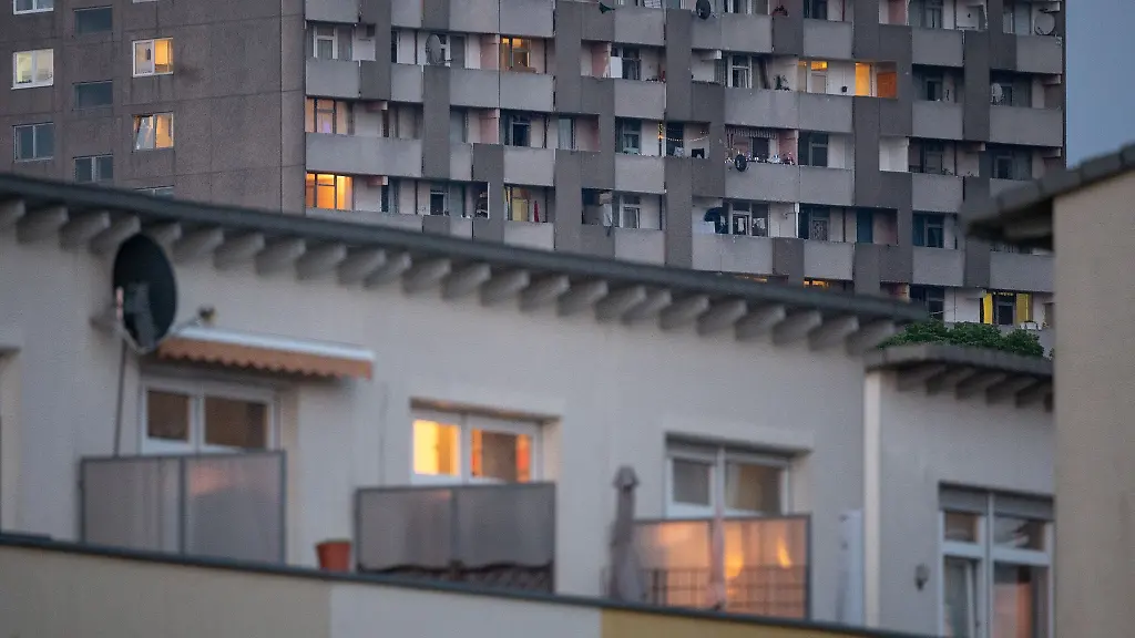 Licht-brennt-in-den-Fenstern-von-Wohnungen-in-Hochhaeusern-und-Reihenhaeusern