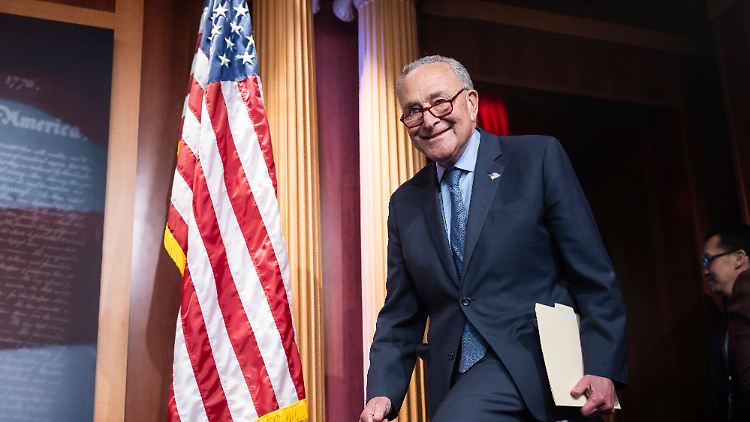 "Wir haben gute Neuigkeiten für Amerikas nationale Sicherheit", verkündete Senatsführer Chuck Schumer nach der Verlängerung. 