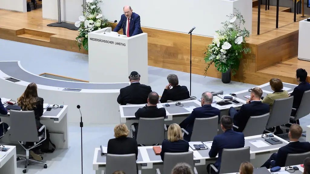Michael-Fuerst-Praesident-des-Landesverbandes-der-Juedischen-Gemeinden-von-Niedersachsen-K-d-oe-R-spricht-im-Landtag-Niedersachsen