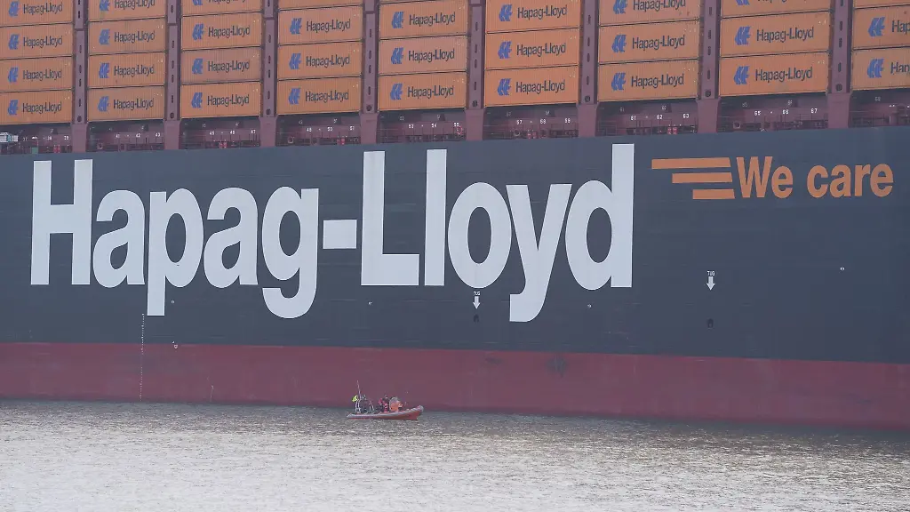 Ein-Hapag-Lloyd-Containerschiff-Berlin-Express-liegt-am-Burchardkai-im-Hamburger-Hafen