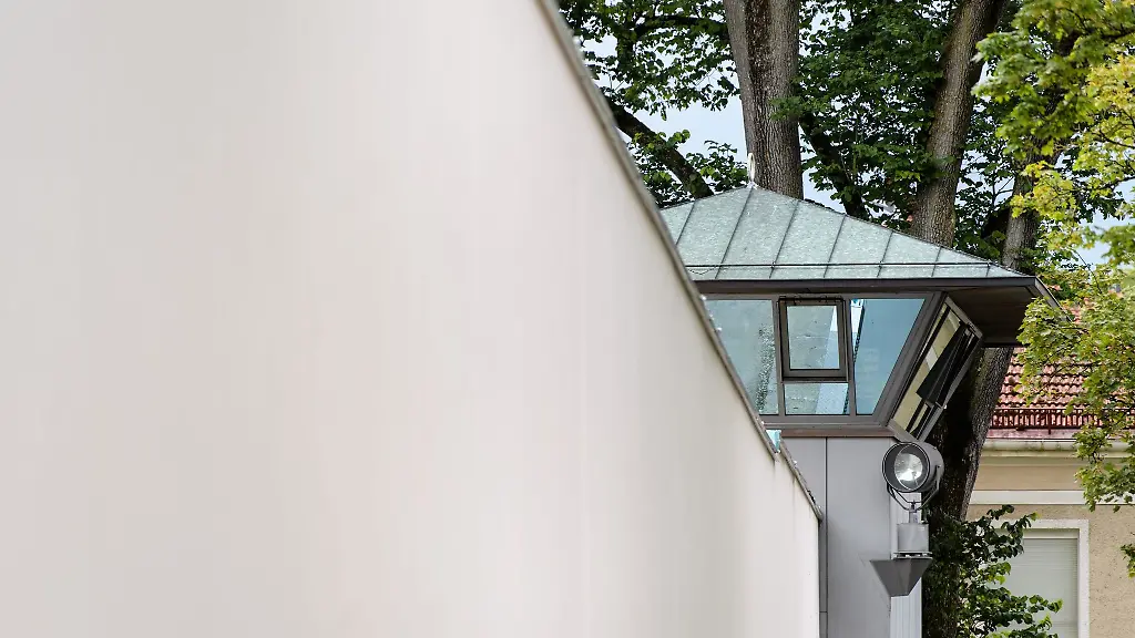 Ein-Scheinwerfer-ist-an-einem-Wachturm-der-Justizvollzugsanstalt-Muenchen-Stadelheim-angebracht