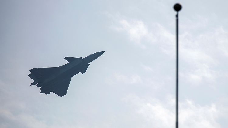 Ein chinesischer Kampfjet fliegt bei einer Militärparade in Peking.