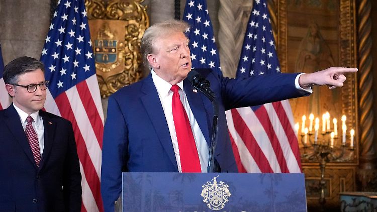 Mike Johnson und Donald Trump bei ihrem Schulterschluss in Mar-a-Lago.