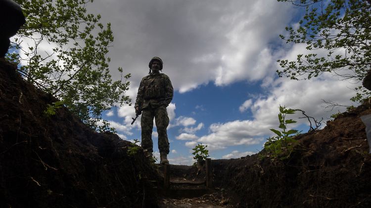 Letzte Bastion vor Kramatorsk: ein ukrainischer Soldat am Rand einer Artilleriestellung bei Tschassiw Jar.