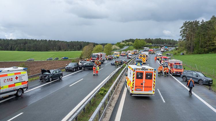 Auf der A70 bei Schirradorf kommt es zu einer Massenkarambolage mit 22 Fahrzeugen. 15 Personen werden verletzt.