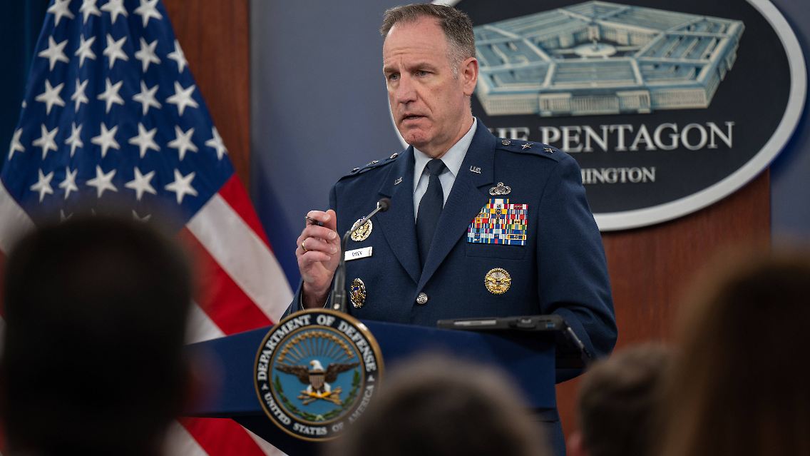 Pentagon-Sprecher Pat Ryder, hier bei einem kürzlichen Presse-Briefing, lehnt es ab, die Zahl der Beraer zu nennen - "aus Gründen der operativen Sicherheit und des Schutzes der Streitkräfte".
