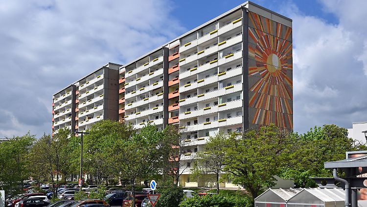 Ein Plattenbau mit Kunst am Bau in Gera Lusan, der mittlerweile unter Denkmalschutz steht.