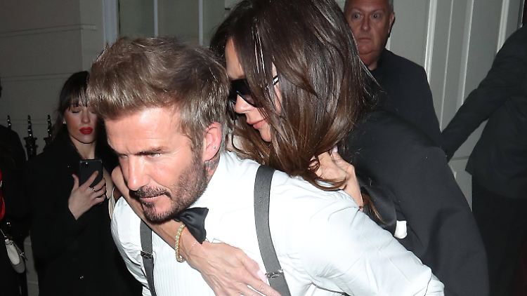 Huckepack auf dem Rücken von Fußball-Ikone und Ehemann David Beckham geht es für Victoria Beckham weit nach Mitternacht ins Bett.