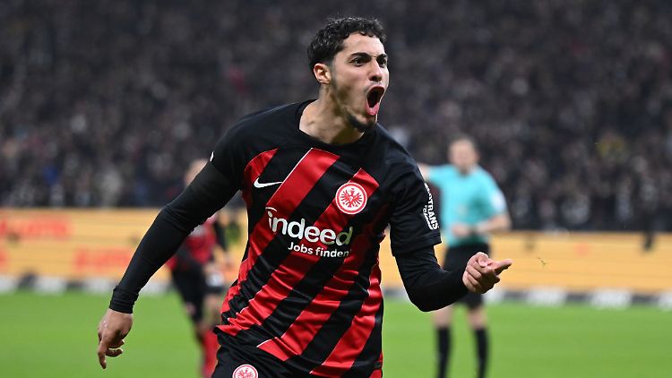 Farès Chaibi steuert mit seiner Eintracht womöglich auf ein bizarres Saisonfinale zu.