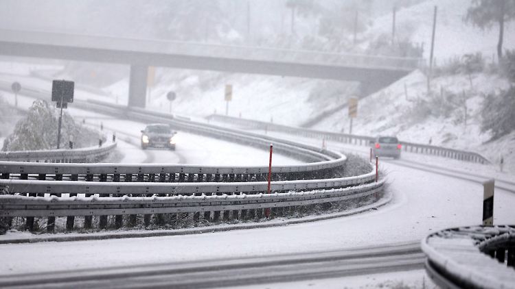 Meteorologen warnen weiterhin vor Verkehrsbehinderungen durch heftigen Schneefall in Süddeutschland.