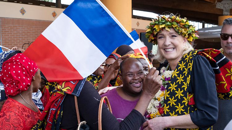 Le Pen sagte bei dem Besuch auf der Insel Mayotte, dass die AfD sich "lieber um Deutschlands Probleme kümmern" solle. 