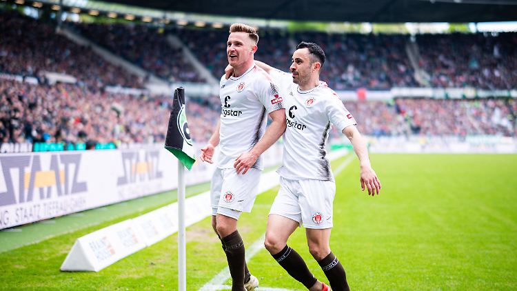 Johannes Eggestein (l.) erzielte den Siegtreffer für St. Pauli.