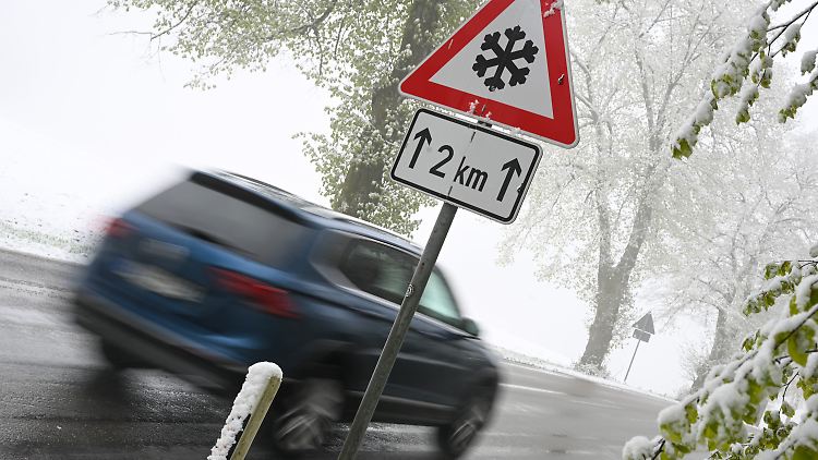 Die Polizei in Kassel bittet die Menschen, auf Autofahrten zu verzichten.