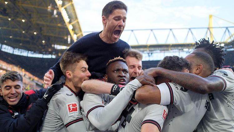 So gehört sich das: Meister Bayer Leverkusen eröffnet die neue Saison.