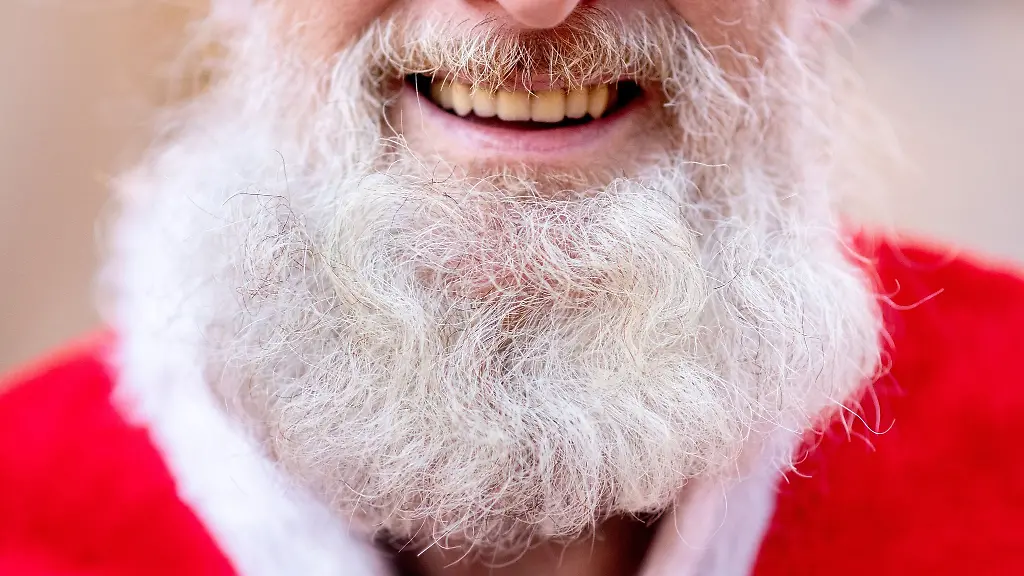 Ein-Weihnachtsmann-laechelt-bei-einer-Versammlung-der-Weihnachtsmaenner-der-Jobvermittlung-der-Agentur-fuer-Arbeit