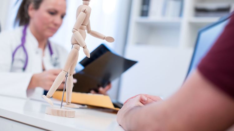 Während der Bewerbung zur Ärztin? Einstellungsuntersuchungen können in bestimmten Fällen gerechtfertigt sein.