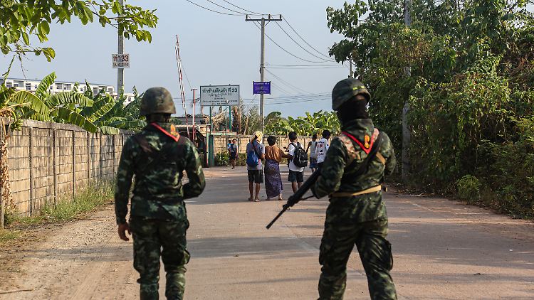 Soldaten aus Thailand beobachten Flüchtlinge aus Myanmar.