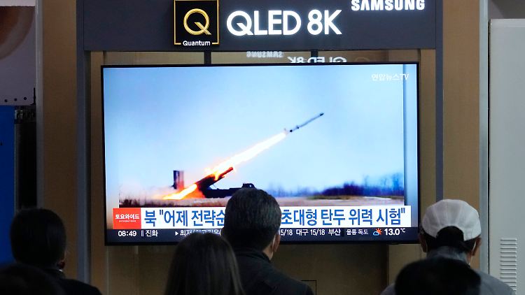 Südkoreaner schauen am 20. April im Bahnhof von Seoul eine Nachrichtensendung, in der über einen Waffentest
Nordkoreas berichtet wird.