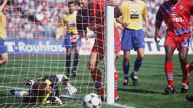 Der Ball geht eindeutig am Tor vorbei.