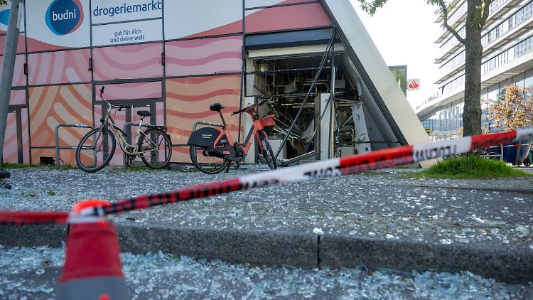 Bevor die Tatortarbeit beginnen konnte, mussten Statiker prüfen, ob die Bankfiliale einsturzgefährdet ist. 