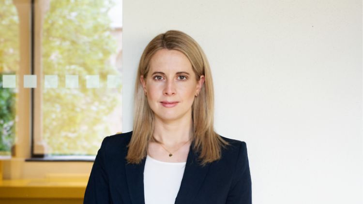 Verena Hubertz hat nach ihrem Studium die Koch-App Kitchen Stories gegründet. 2017 schaute sogar Apple-Chef Tim Cook vorbei, um mit ihr zu kochen. 2020 entschied sie sich gegen ihr Startup und für die Politik. Seit Dezember 2021 ist sie eine der stellvertretenden Fraktionsvorsitzenden der SPD-Bundestagsfraktion.