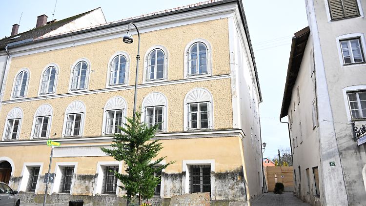 Im Oktober wurde mit der Umgestaltung des Gebäudes in Braunau begonnen, um zu verhindern, dass Neonazis das Areal als Pilgerstätte nutzen.
