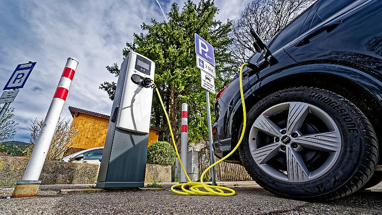 Ein E-Auto wird an einer Ladestation aufgeladen. 