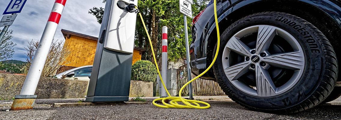 Ein E-Auto wird an einer Ladestation aufgeladen.