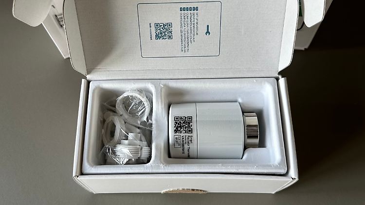 Am Thermostat befindet sich noch die Plastik-Versiegelung, das Zubehör schlummert im versiegelten Beutel.