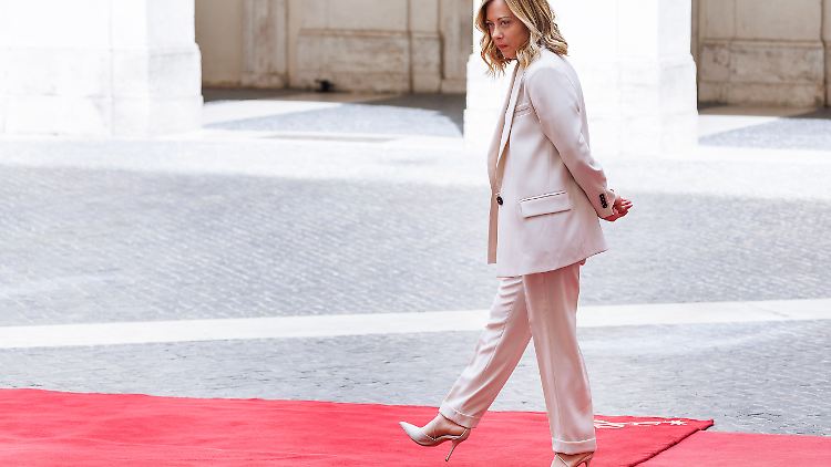 Meloni wartet vor dem Regierungspalast auf einen Staatsbesuch. (Archivbild)