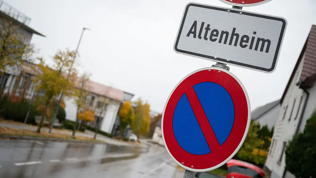 Ein-Schild-weist-auf-ein-Altenheim-hin