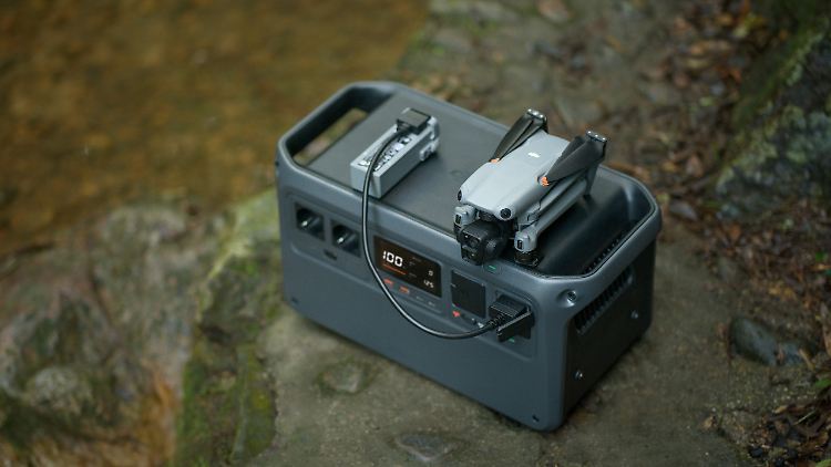 DJI-Drohnen wie die Air 3 sind mit der DJI Power 1000 sehr schnell geladen, aber das dafür nötige Kabel muss man extra kaufen.