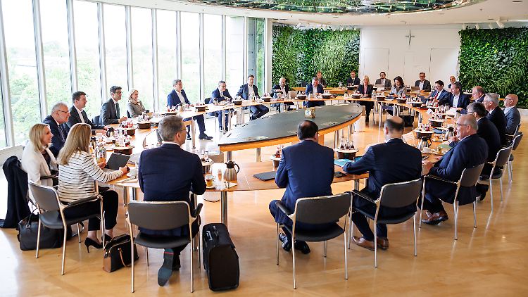 An nur meinem Tische sollt ihr sitzen: CSU-Chef Söder will nicht, dass seine CSU-Minister in den Bundestag streben.