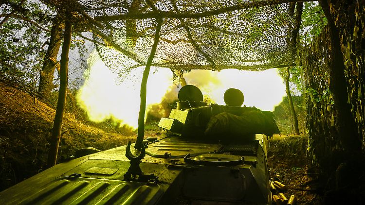 Ukrainische Soldaten feuern mit einer Haubitze bei Kupjansk auf russische Stellungen.