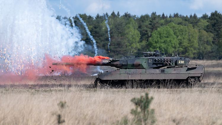 Ein deutscher Kampfpanzer vom Typ Leopard 2 A6 während einer Gefechtsübung. 
