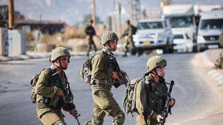 Israelische Soldaten blockieren eine Straße im Westjordanland.