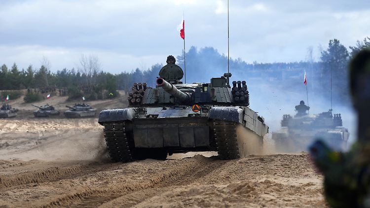 Russland verändert das Sicherheitsbewusstsein in Europa: Polnische Kampfpanzer vom Typ PT-91 im Manöver.