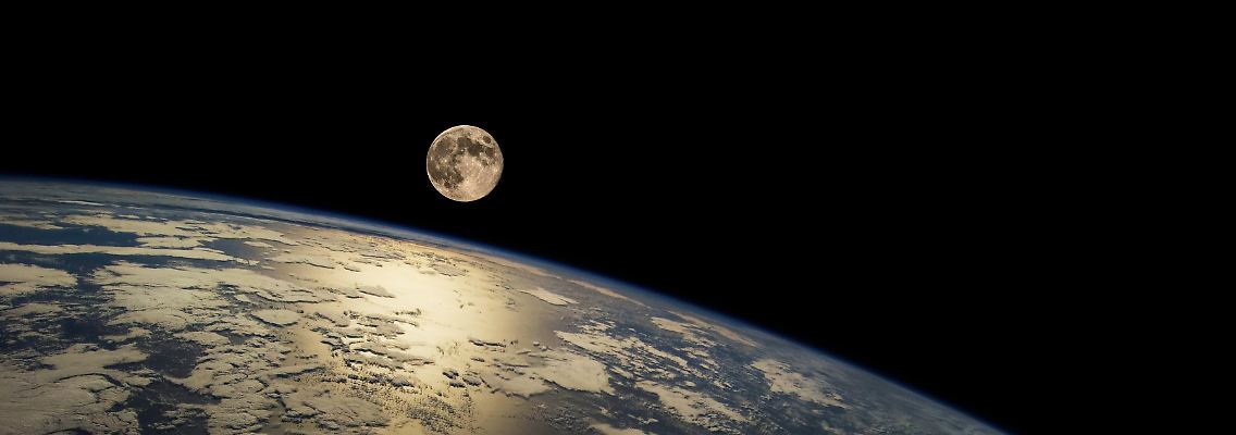 Die Erde und der Mond - auch oder gerade aus dem Weltall fotografiert wunderschön.