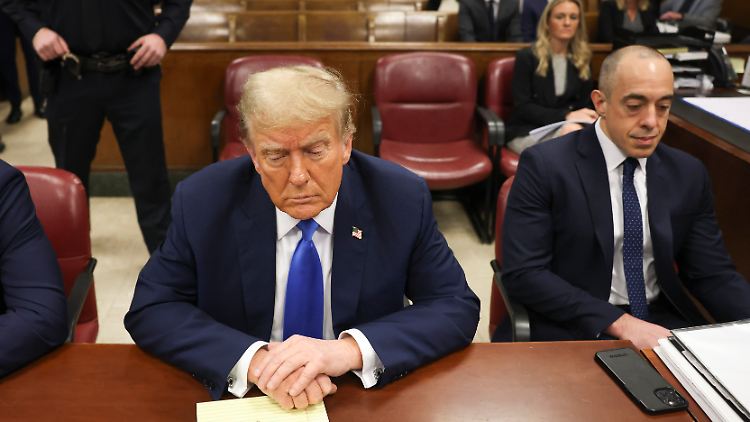 Der ehemalige US-Präsident Donald Trump gibt sich an diesem Prozesstag deutlich ruhiger als gewohnt.