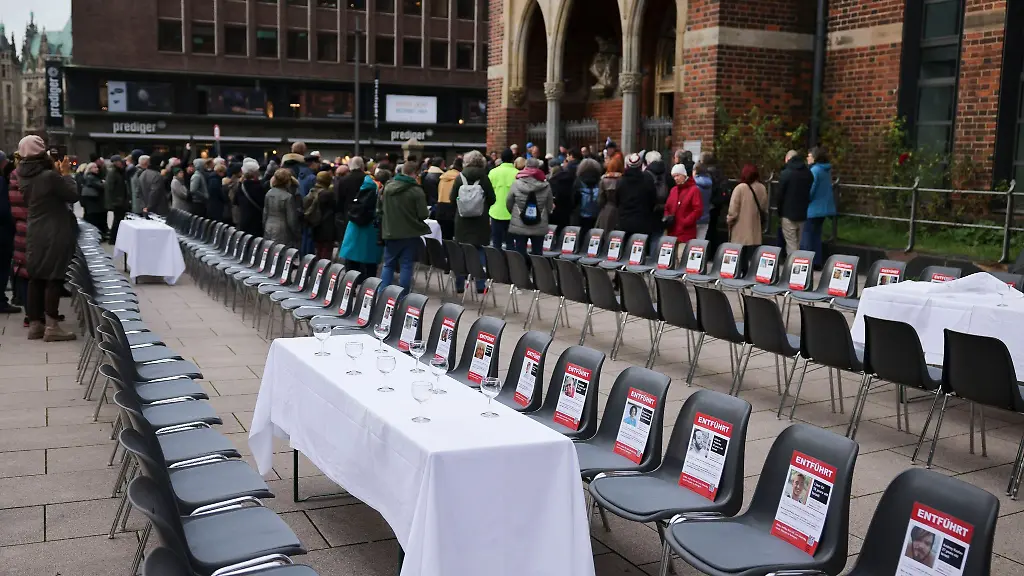 Mit-einer-Tafel-fuer-200-leere-Stuehle-wurde-an-die-von-der-Hamas-entfuehrten-Geiseln-erinnert