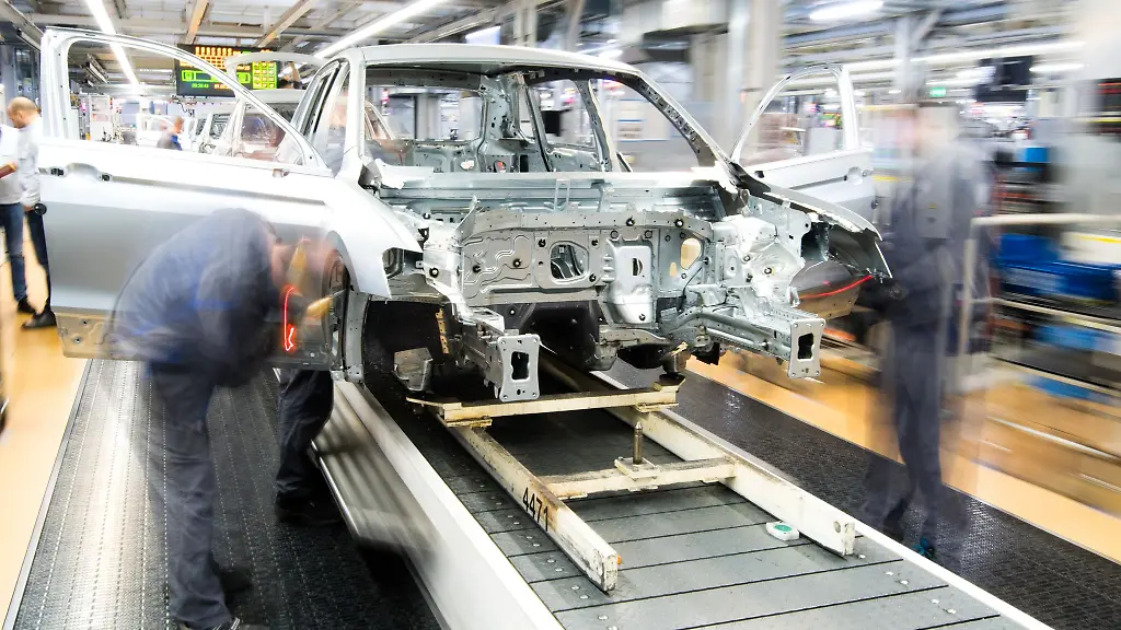 Mitarbeiter-montieren-Kotfluegel-an-einen-Volkswagen-Golf-im-VW-Werk