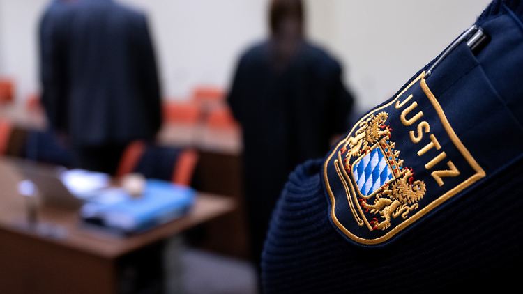 Der 47-jährige Angeklagte soll seit 2011 den Aberglauben der Geschädigten ausgenutzt und ihr mehr als eine Million Euro abgezogen haben.